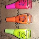 Swatch de Dorianetesteuse : Vernis Fluo UV Spécial ongles artificiels Fashion Make-up, Fashion Make-Up