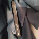 Swatch de SanKwa : Velvet Noir - Mascara Volume Spectaculaire, Marc Jacobs Beauty