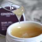 Swatch de La Beauté de Lâm : Baume Miel Nettoyant Démaquillant, Condensé Paris