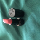 Swatch de AZEBEIR : Studded Kiss Crème - Rouge à Lèvres, KAT VON D BEAUTY