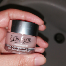 Swatch de Ninasopka : Moisture Surge Extended Thirst Relief - Gel Crème Désaltérant Intense Peaux Déshydratées, Clinique