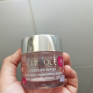Swatch de Léonat : Moisture Surge Extended Thirst Relief - Gel Crème Désaltérant Intense Peaux Déshydratées, Clinique