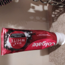 Swatch de Emelinem : Dentifrice Max White Charbon, Colgate
