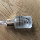 Swatch de Catarina : Sérum essentiel nourrissant et réparateur, Kos Paris