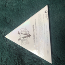 Swatch de Catarina : Alchemist Holographic Transformer - Enlumineur teint et yeux, KAT VON D BEAUTY