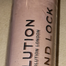 Swatch de lili spirit : Prime and lock, Makeup Revolution