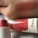 Swatch de malgl : Baume a lèvre à la fraise, Yves Rocher