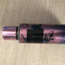 Swatch de Enocea : Brume parfumée Velvet Petals Noir, Victoria's secret