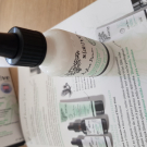 Swatch de Anna Lang : Sérum Botanique Booster Éclat Anti-Taches - Perfect Pisum, Saeve