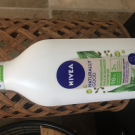 Swatch de Chaenzo : Naturally good lait apaisant huile de graines de chanvre bio, Nivea