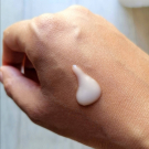 Swatch de Pinezoe : Sérum Botanique Booster Éclat Anti-Taches - Perfect Pisum, Saeve