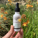 Swatch de Chic50something : Sérum Botanique Booster Éclat Anti-Taches - Perfect Pisum, Saeve