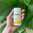 Swatch de Sowz60 : Fluide Ultra-Léger SPF50, Dermina