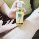 Swatch de Fleur-Rose : Huile de massage arnica, Kneipp