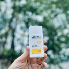 Swatch de Calystta : Fluide Ultra-Léger SPF50, Dermina