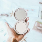 Swatch de Chloebsl : Poudre compacte naturelle, Natorigin