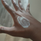 Swatch de Ludicaela : Fluide Ultra-Léger SPF50, Dermina