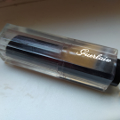 Swatch de bluely : La Petite Robe Noire Le Rouge Délicieusement Brillant, Guerlain