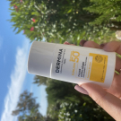 Swatch de inea.flight123 : Fluide Ultra-Léger SPF50, Dermina