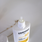 Swatch de NesliArs : Fluide Ultra-Léger SPF50, Dermina