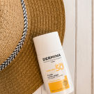 Swatch de lipstickmonster_fr : Fluide Ultra-Léger SPF50, Dermina