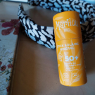 Swatch de a0umi : Stick Solaire Minéral SPF50  Zéro Déchet, Marilou Bio