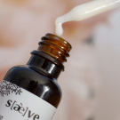 Swatch de Madebybeauties : Sérum Botanique Bouclier Détox Anti-Oxydant, Saeve