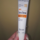 Swatch de Paillettes cosmiques : Derma défense crème de jour DD, Dermaceutique