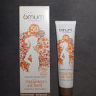 Swatch de Caroluna : Crème solaire SPF50 Ma Protection Joli Teint, Omum