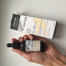 Swatch de Senigirl : Sérum Botanique Bouclier Détox Anti-Oxydant, Saeve