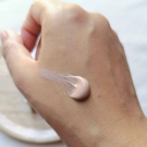 Swatch de Pinezoe : Crème solaire SPF50 Ma Protection Joli Teint, Omum