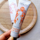 Swatch de Pinezoe : Crème solaire SPF50 Ma Protection Joli Teint, Omum