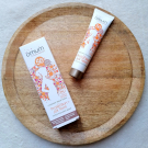 Swatch de Pinezoe : Crème solaire SPF50 Ma Protection Joli Teint, Omum