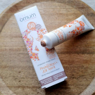 Swatch de Pinezoe : Crème solaire SPF50 Ma Protection Joli Teint, Omum