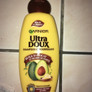 Swatch de Larose Elodie : Ultra Doux Shampoing Nourrissant huile d'avocat et beurre de karité, Garnier