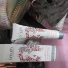 Swatch de fanninès : Crème visage rééquilibrante et hydratante Ma Jolie Peau, Omum