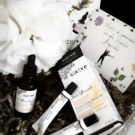 Swatch de Rabha : Sérum Botanique Bouclier Détox Anti-Oxydant, Saeve