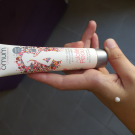 Swatch de La Doula : Crème visage rééquilibrante et hydratante Ma Jolie Peau, Omum