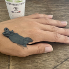 Swatch de Mavoglimaccii : MASQUE DÉSINCRUSTANT AU CHARBON ACTIF, Mademoiselle Agathe