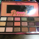 Swatch de Lucina : Sweet Peach Palette de fards à paupières, Too Faced