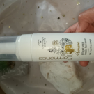 Swatch de Nyla : Mousse nettoyante visage bio, Sarmance