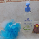 Swatch de Larose Elodie : Gel lavant anti-irritation - sans sulfate - hypoallergénique, Poupina