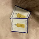 Swatch de chabrqt : Huile démaquillante à huile essentielle immortelle, L'Occitane