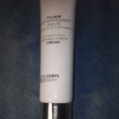 Swatch de Paillettes cosmiques : Fluide raffermissant buste, Condensé Paris