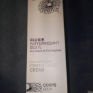 Swatch de Paillettes cosmiques : Fluide raffermissant buste, Condensé Paris