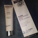 Swatch de Paillettes cosmiques : Fluide raffermissant buste, Condensé Paris