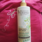 Swatch de Paillettes cosmiques : Lait corps peaux sensibles amande douce et fleurs d'oranger, Mademoiselle Provence