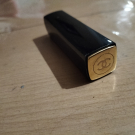 Swatch de Amanite : ROUGE ALLURE Velvet - Le Rouge Velours Lumineux, Chanel