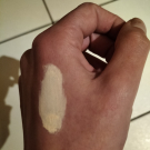 Swatch de Amanite : Conceal& define - fond de teint couvrance totale, REVOLUTION