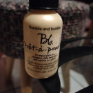 Swatch de Amanite : Prêt-à-Powder Très Invisible - Shampooing sec invisible cheveux fins à normaux, BUMBLE & BUMBLE